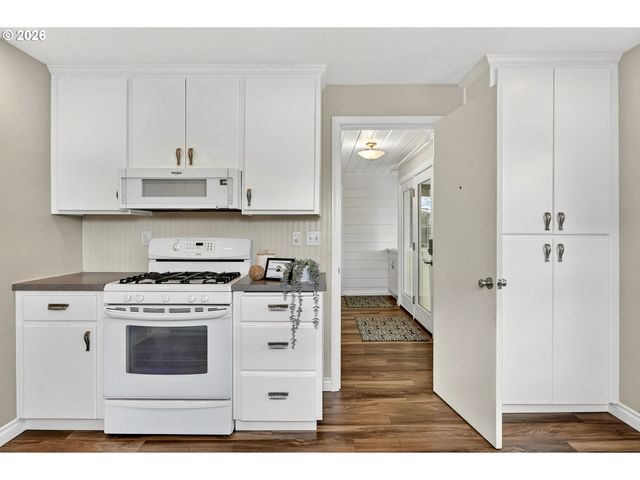 15880 SWAN Ave, Oregon City, OR 97045