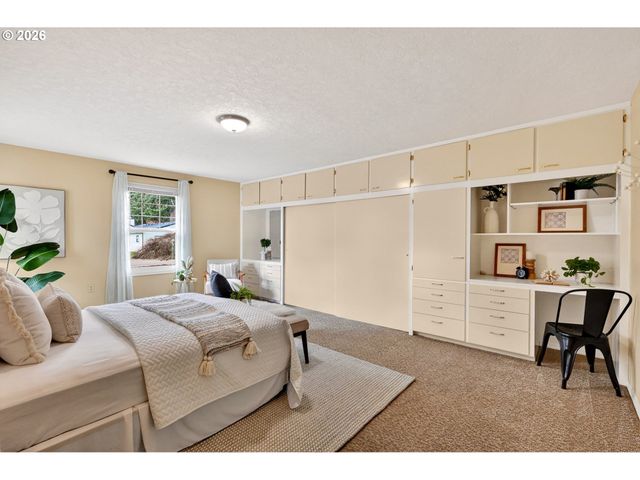 15880 SWAN Ave, Oregon City, OR 97045