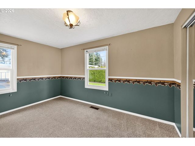 15880 SWAN Ave, Oregon City, OR 97045