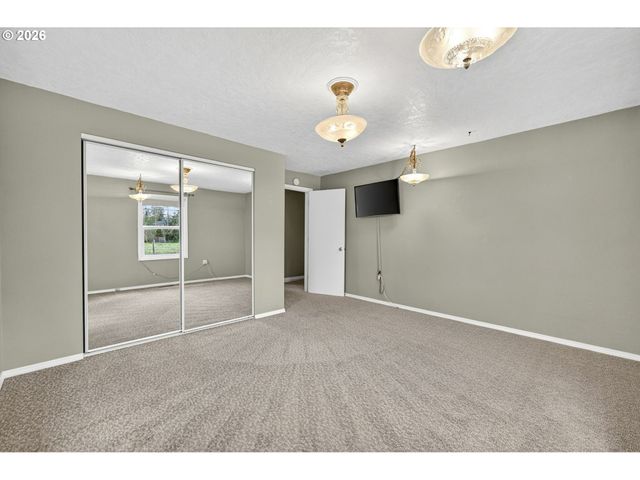 15880 SWAN Ave, Oregon City, OR 97045