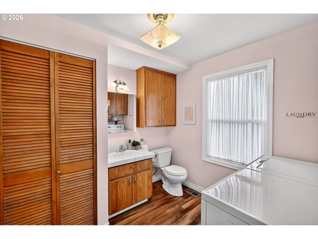 15880 SWAN Ave, Oregon City, OR 97045