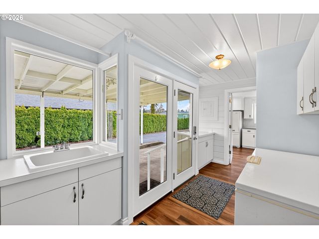 15880 SWAN Ave, Oregon City, OR 97045