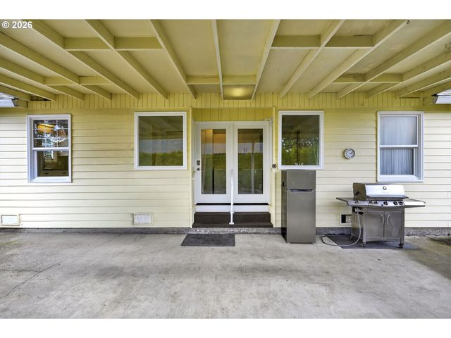 15880 SWAN Ave, Oregon City, OR 97045