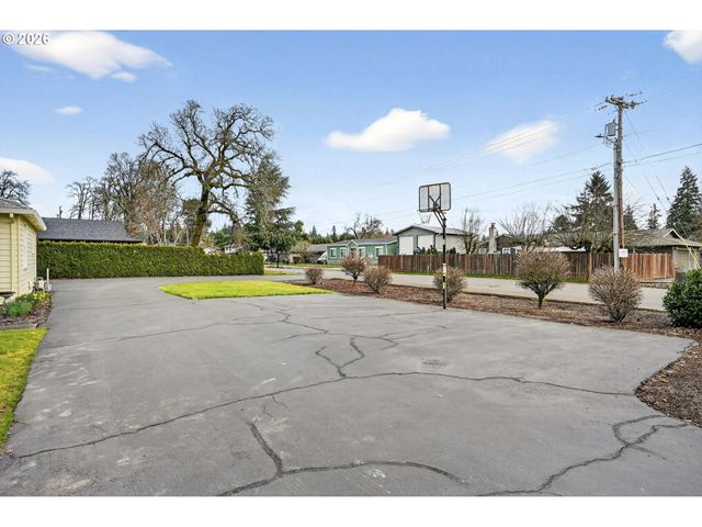 15880 SWAN Ave, Oregon City, OR 97045