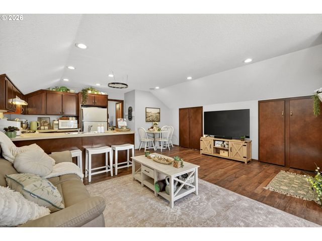 15880 SWAN Ave, Oregon City, OR 97045