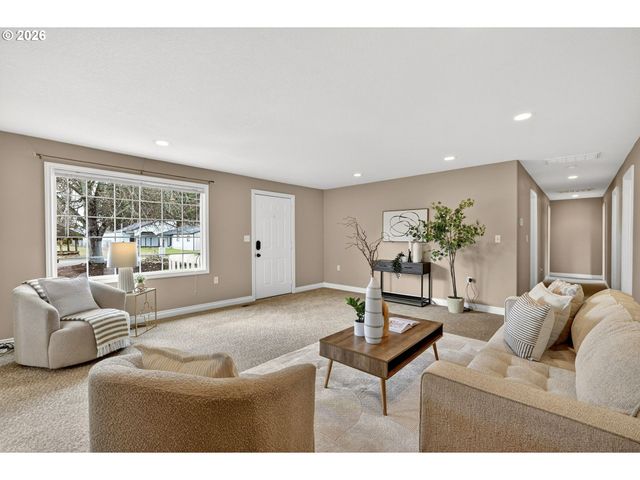 15880 SWAN Ave, Oregon City, OR 97045