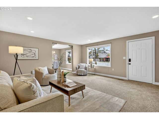 15880 SWAN Ave, Oregon City, OR 97045