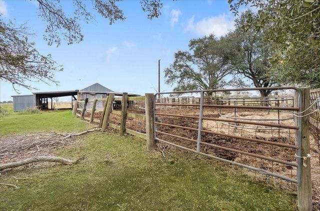 5902 Fm 1952 Road, Wallis, TX 77485