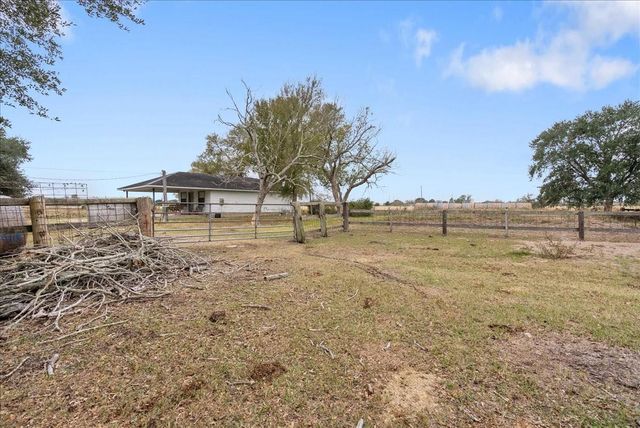 5902 Fm 1952 Road, Wallis, TX 77485