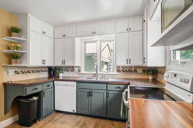190 Hillcrest Circle, Sun Prairie, WI 53590