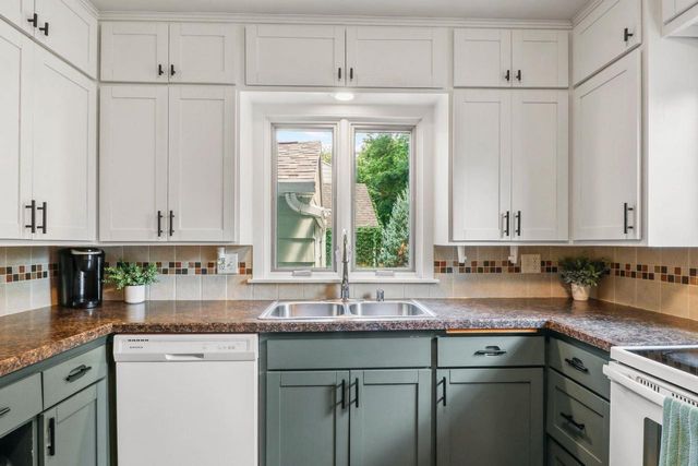 190 Hillcrest Circle, Sun Prairie, WI 53590