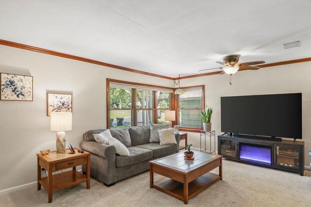 190 Hillcrest Circle, Sun Prairie, WI 53590