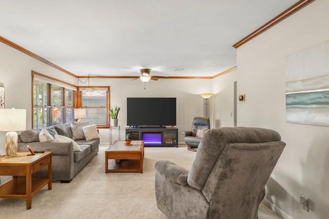 190 Hillcrest Circle, Sun Prairie, WI 53590