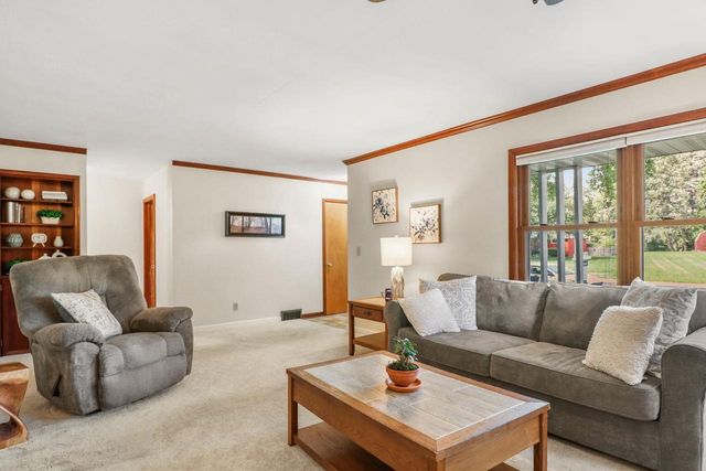 190 Hillcrest Circle, Sun Prairie, WI 53590