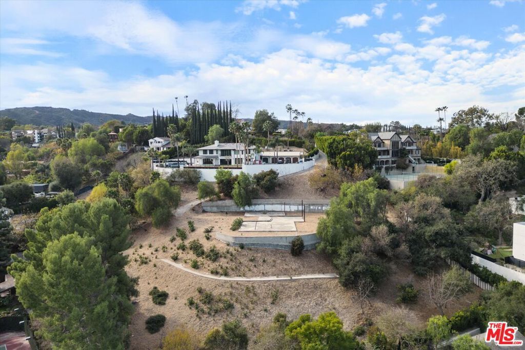 17229 Oak View Drive, Encino, CA 91316 — photo 2