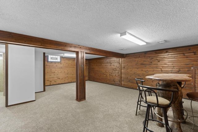 741 Roselawn Avenue E, Maplewood, MN 55117