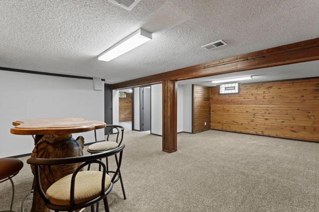 741 Roselawn Avenue E, Maplewood, MN 55117
