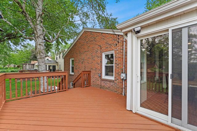 741 Roselawn Avenue E, Maplewood, MN 55117