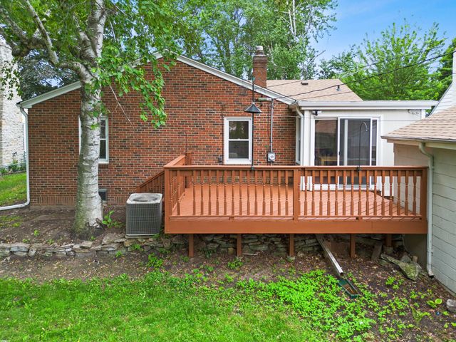 741 Roselawn Avenue E, Maplewood, MN 55117