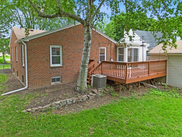 741 Roselawn Avenue E, Maplewood, MN 55117