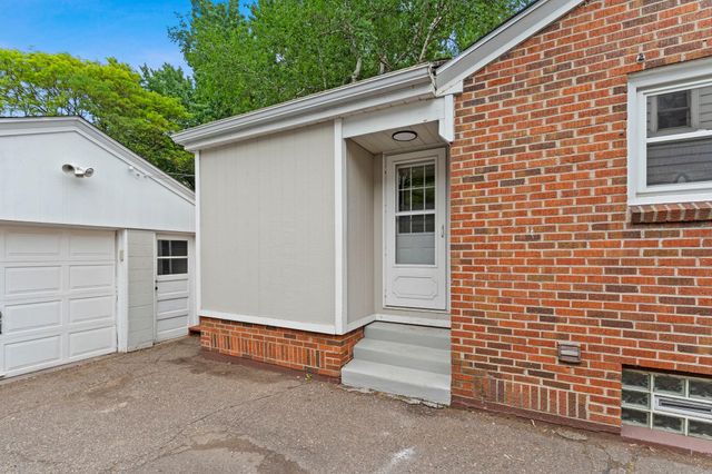 741 Roselawn Avenue E, Maplewood, MN 55117