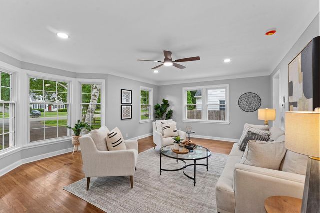 741 Roselawn Avenue E, Maplewood, MN 55117
