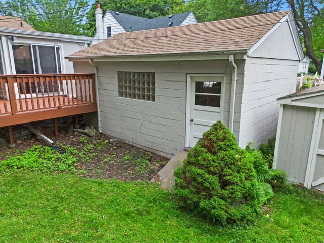 741 Roselawn Avenue E, Maplewood, MN 55117