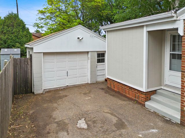 741 Roselawn Avenue E, Maplewood, MN 55117