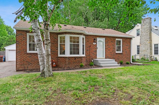 741 Roselawn Avenue E, Maplewood, MN 55117
