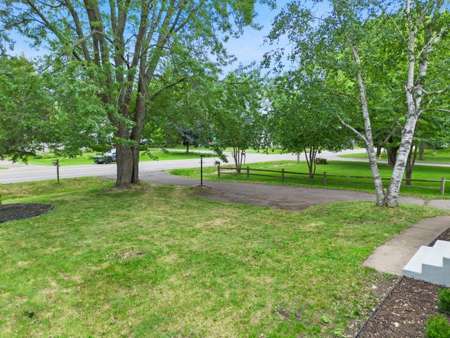 741 Roselawn Avenue E, Maplewood, MN 55117