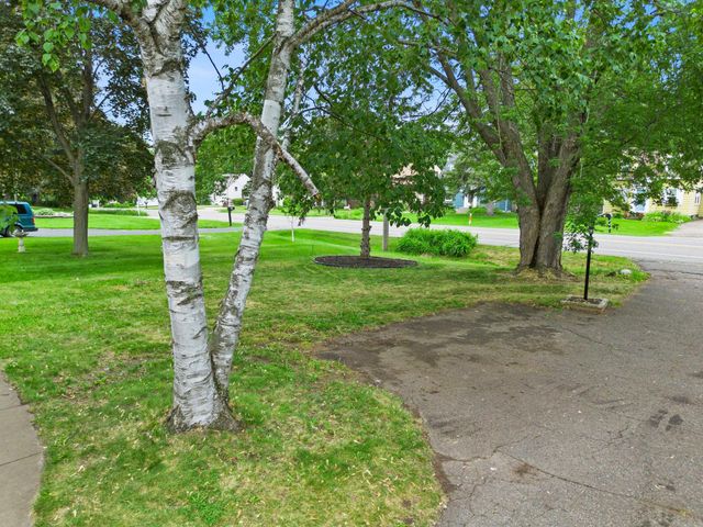 741 Roselawn Avenue E, Maplewood, MN 55117