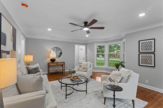 741 Roselawn Avenue E, Maplewood, MN 55117