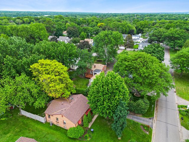 741 Roselawn Avenue E, Maplewood, MN 55117