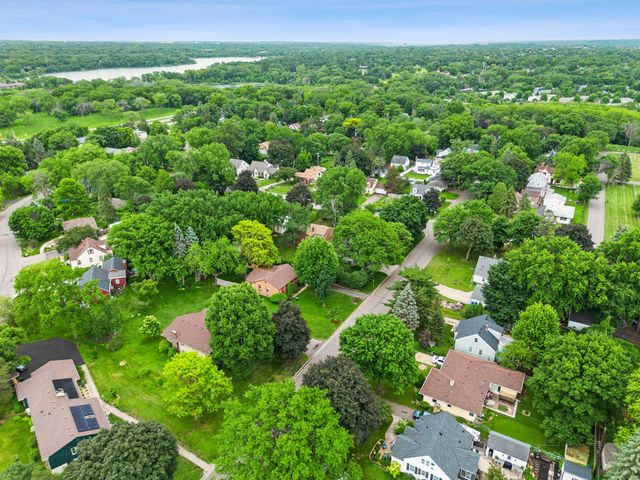 741 Roselawn Avenue E, Maplewood, MN 55117