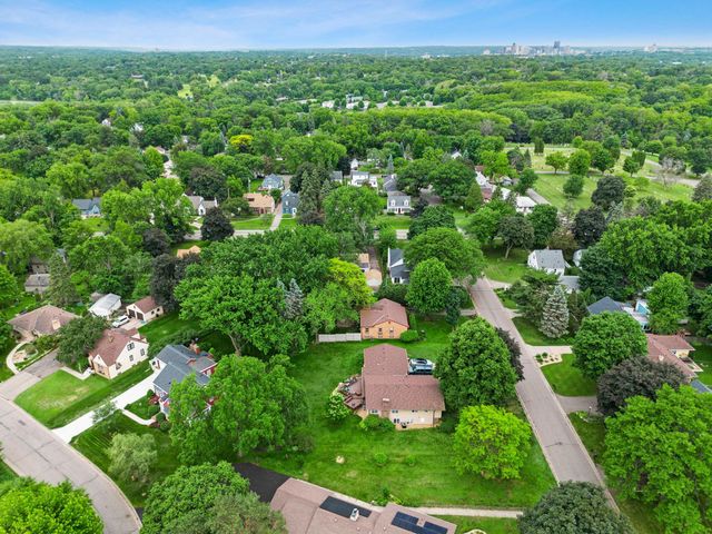 741 Roselawn Avenue E, Maplewood, MN 55117