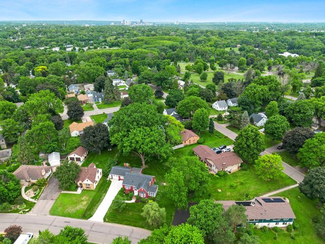 741 Roselawn Avenue E, Maplewood, MN 55117