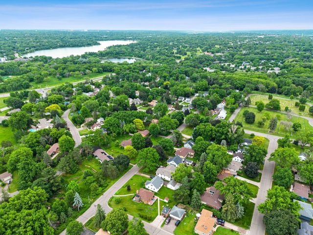 741 Roselawn Avenue E, Maplewood, MN 55117