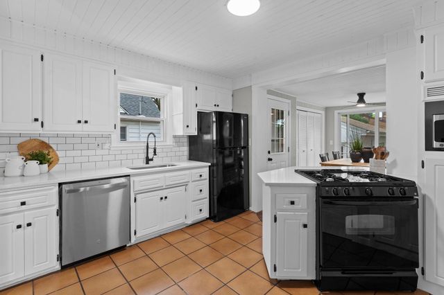 741 Roselawn Avenue E, Maplewood, MN 55117