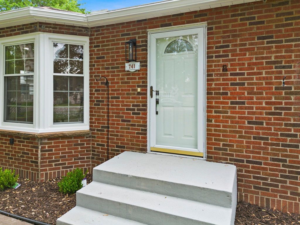 741 Roselawn Avenue E, Maplewood, MN 55117