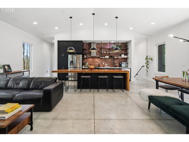 9735 Nw LILAC Ct, Portland, OR 97231