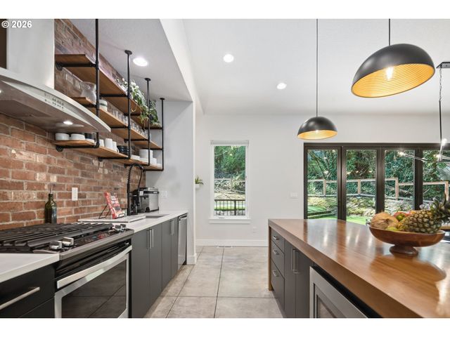 9735 Nw LILAC Ct, Portland, OR 97231