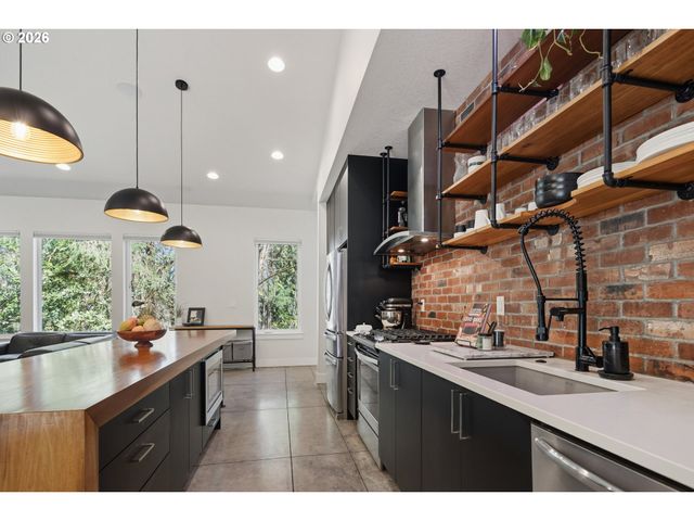 9735 Nw LILAC Ct, Portland, OR 97231