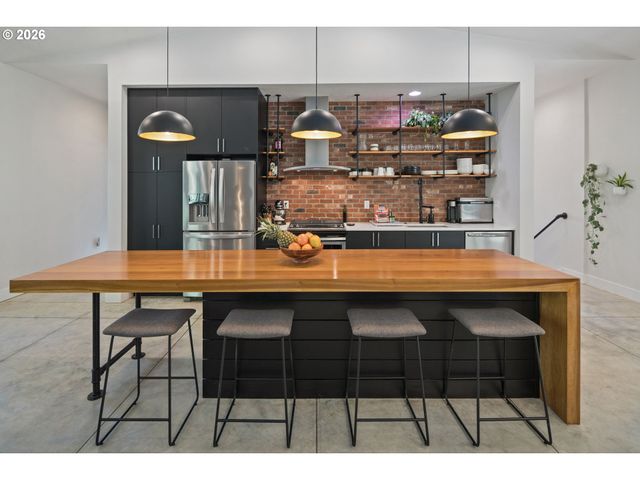 9735 Nw LILAC Ct, Portland, OR 97231