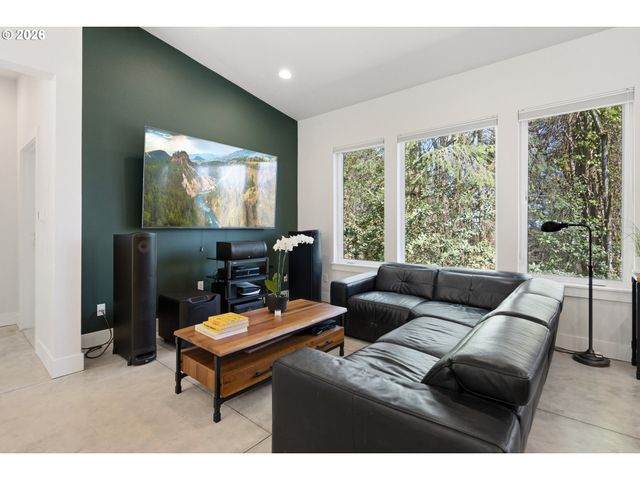 9735 Nw LILAC Ct, Portland, OR 97231