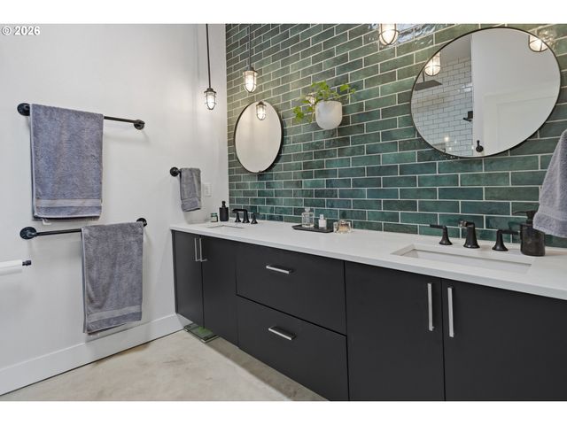 9735 Nw LILAC Ct, Portland, OR 97231