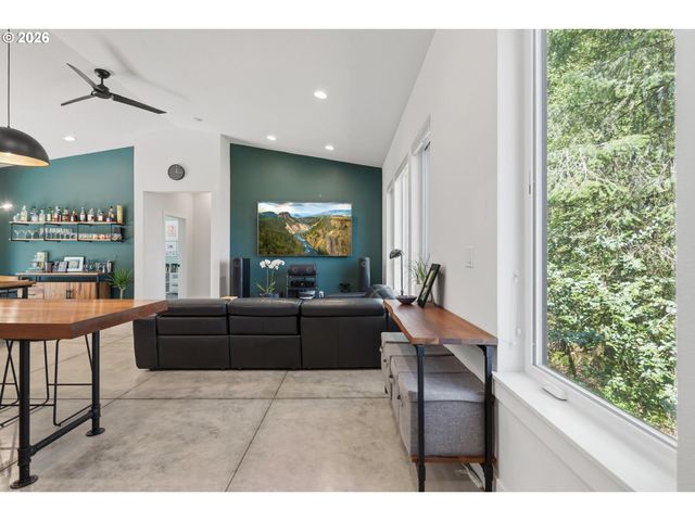 9735 Nw LILAC Ct, Portland, OR 97231