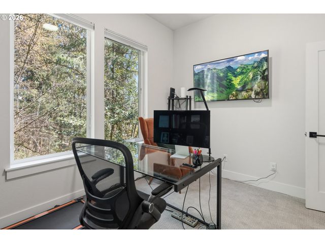 9735 Nw LILAC Ct, Portland, OR 97231