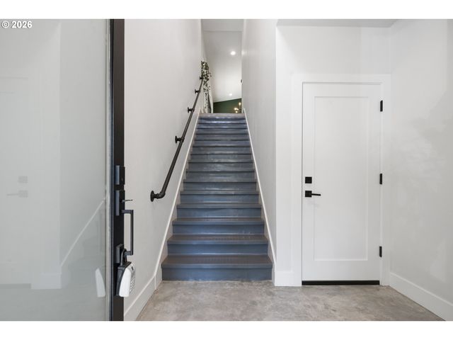 9735 Nw LILAC Ct, Portland, OR 97231