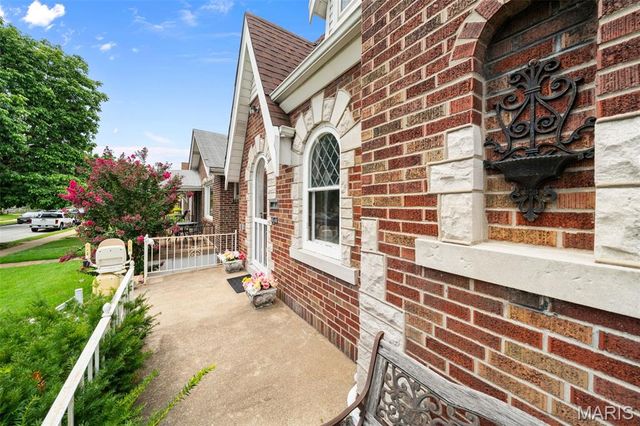 6319 Tholozan Avenue, St Louis, MO 63109