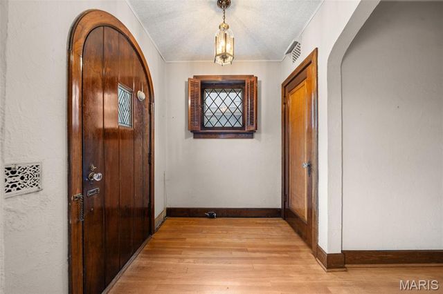 6319 Tholozan Avenue, St Louis, MO 63109